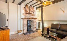 Pass The Keys Renovated Apartment In The Centre Of Canterbury